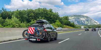 Auto s jízdními koly na nosiči