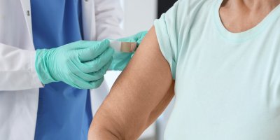 Doktor lepí pacientce náplast