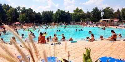 Lidé na veřejném koupališti