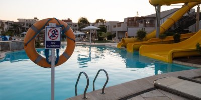 Cedule se zákazem běhání na koupališti