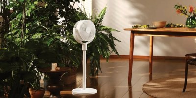 Ventilátor v místnosti s pokojovými rostlinami