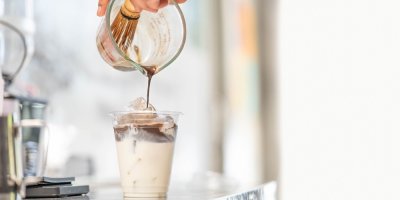 Příprava hojicha latte