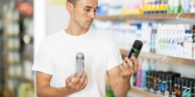 Zákazník si v obchodě vybírá deodorant