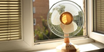 Ventilátor na okenním parapetu