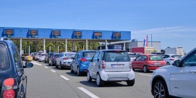 Auta na mýtnici v Chorvatsku