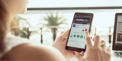 Žena si rezervuje hotel online přes mobilní telefon