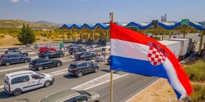 Auta čekající u mýtných stanic v Chorvatsku