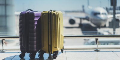 Dvojice opuštěných kufrů stojících na letišti