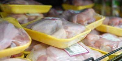 Balené chlazené kuřecí maso v supermarketu