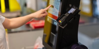Obsluhování samoobslužné pokladny