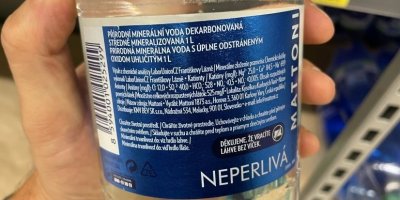 Etiketa na PET lahvi neperlivé minerální vody
