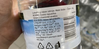 Etiketa na PET lahvi minerální vody