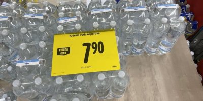 Balená neperlivá voda v supermarketu