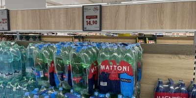 Balené minerální vody v supermarketu