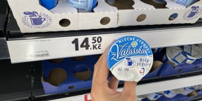 Bílý jogurt v supermarketu