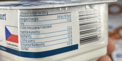 Etiketa na obalu řeckého jogurtu