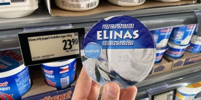Bílý jogurt v supermarketu