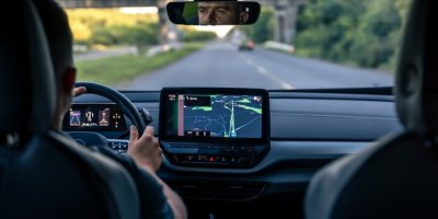 Muž používá navigaci při řízení