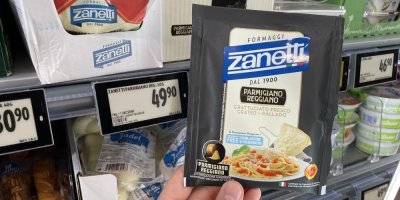 Sýr Parmigiano Reggiano v supermarketu