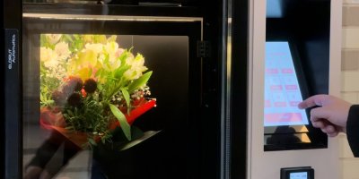 Muž nakupuje květiny v automatu