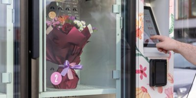 Muž nakupuje květiny v automatu