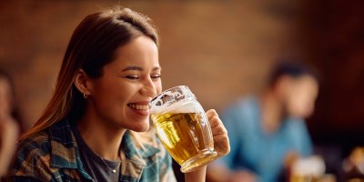 Žena pije pivo