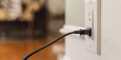 Nápájecí kabel v zásuvce