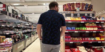 Muž v supermarketu