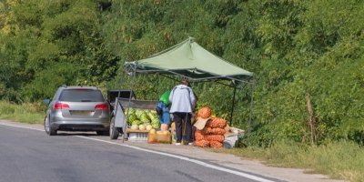 Prodejce ovoce a zeleniny u silnice