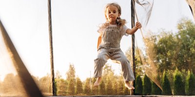 Dívka skáče na trampolíně