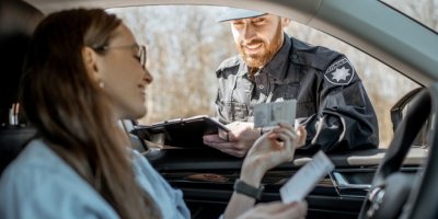 Policista kontroluje řidičku při silniční kontrole