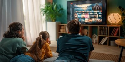 Rodina se dívá na televizi