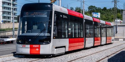 Tramvaj Škoda 52T s cestujícími