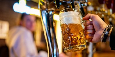 Barman čepuje pivo