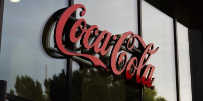 Logo Coca-Coly na skleněné tabuly budovy