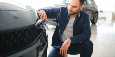Muž si vybírá nové auto