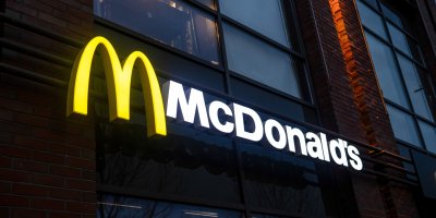 McDonald’s logo na budově