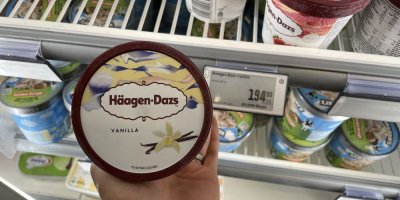 Vanilková zmrzlina v kelímku v supermarketu