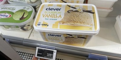 Vanička vanilkové zmrzliny v supermarketu