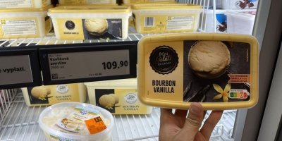 Vanilkové zmrzliny v supermarketu