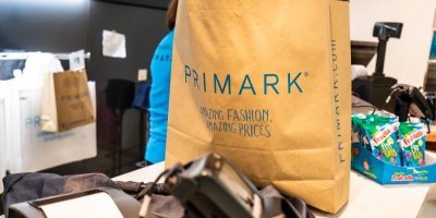 Papírová taška s logem Primark na pokladním pultu