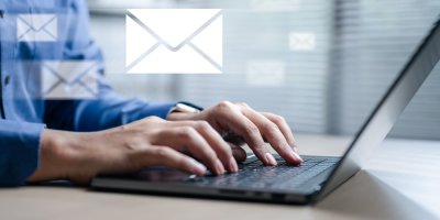 Muž píše e-mail na notebooku