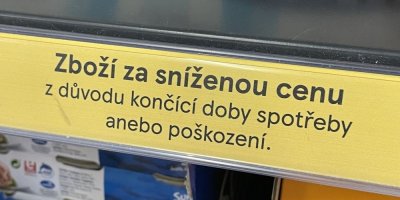Cedulka s nápisem Zboží za sníženou cenu z důvodu končící spotřeby anebo poškození
