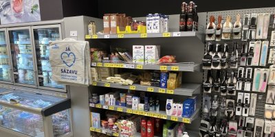 Regál s výprodejovým zbožím v supermarketu