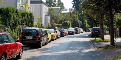 Ulice plná zaparkovaných aut