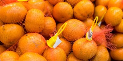 Mandarinky v síťce v supermarketu