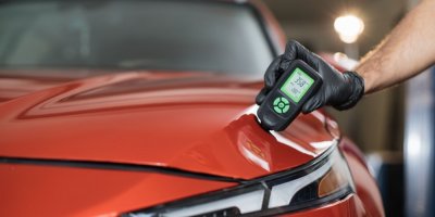 Automechanik měří tloušťku laku