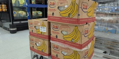 Krabice s banány v supermarketu