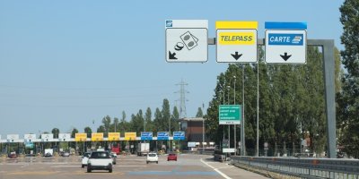Dálnice a cedule s nápisem Telepass