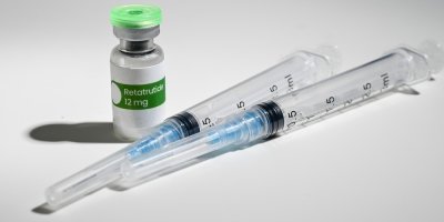 Lahvička s lékem Retatrutide a dvě injekční stříkačky